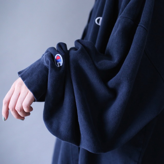 "Champion" dark navy color super over silhouette sweat parka