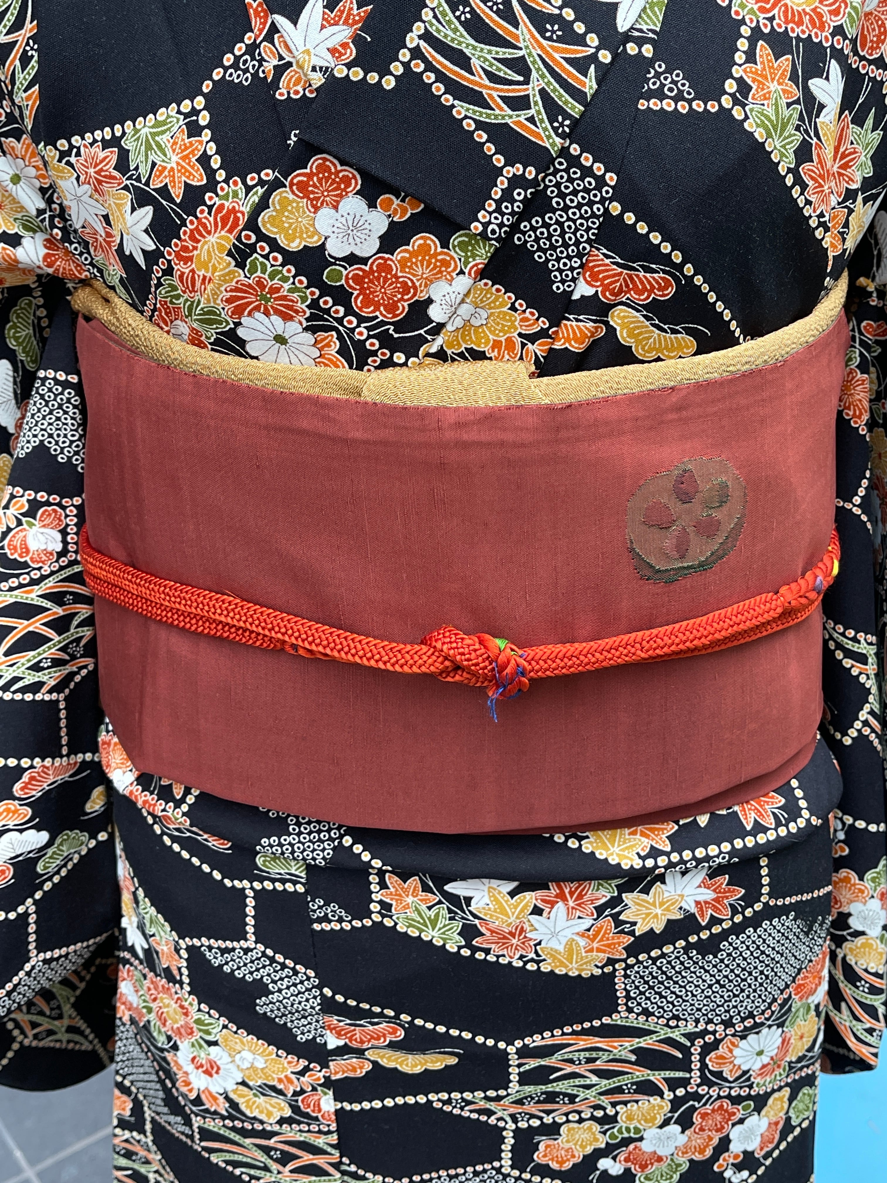 ウール着物 黒系 亀甲 四季の花 華やか 普段着 日常着 お稽古 お出かけ
