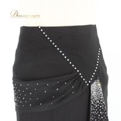社交ダンス 衣装 スタンダード スカート レッスンウェア レディース ラインストーン 黒 ブラック系 レース 練習着 かわいい フォーマル 上品 エレガント デザイン 体型カバー 薄手 フレアスカート 練習用 ダンスウェア 伸縮性 軽量 スタイリッシュ クリスタルディテール 派手すぎない 取り入れやすい シンプル 上品さ コーディネート 色気 ラグジュアリー感 パーティーウエア 脚長効果