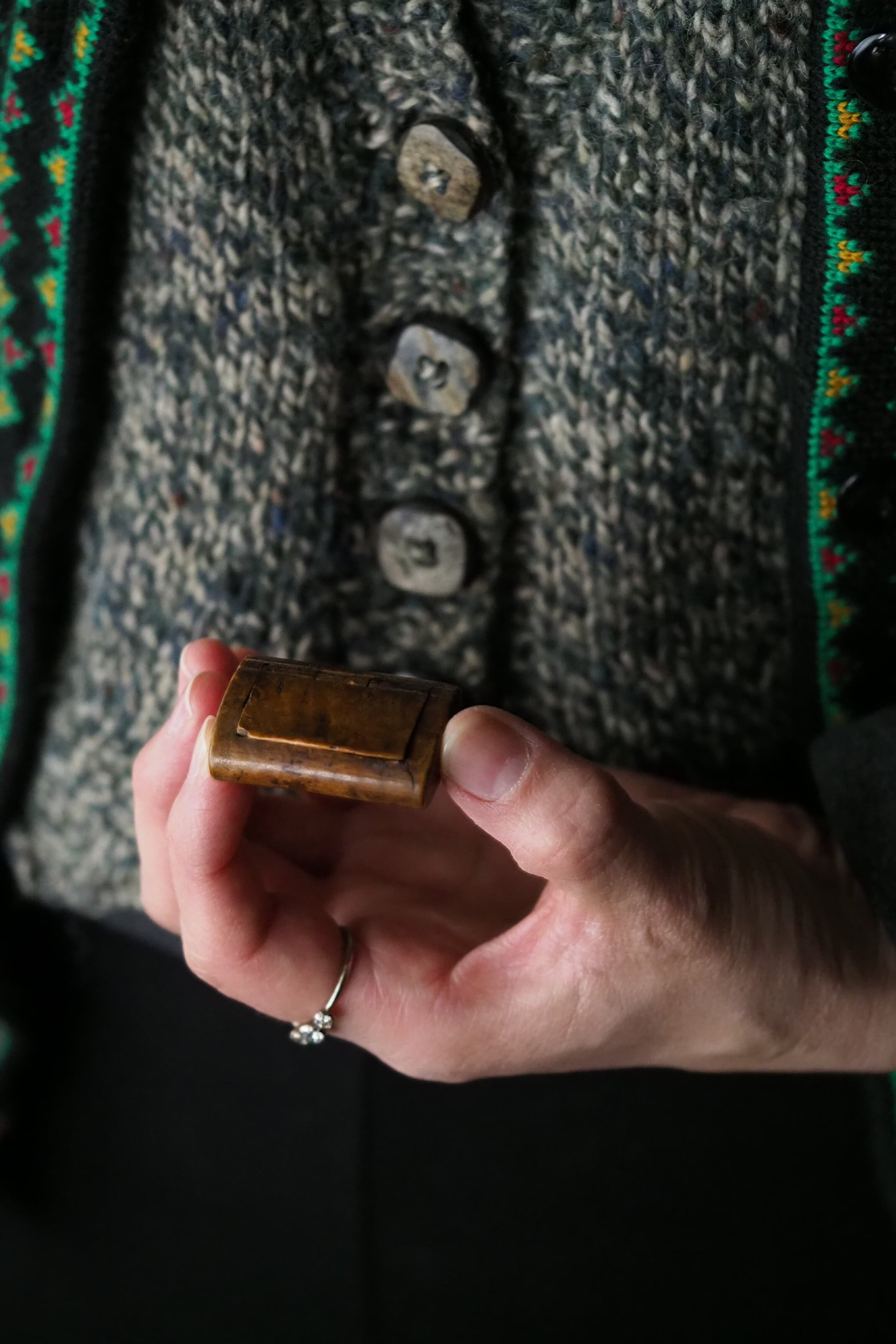 杢目美しい嗅ぎタバコケース-antique walnut snuff case