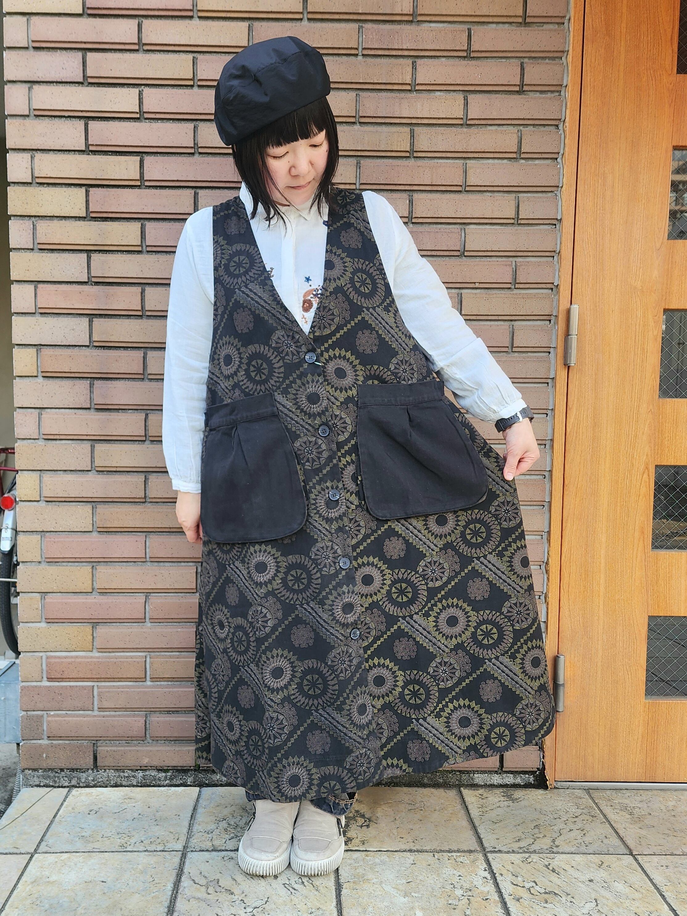 【新品】Emago デニム中綿入り刺繍ベスト 色んなお馬さん刺繍のデニムベスト | ワンダフル商会