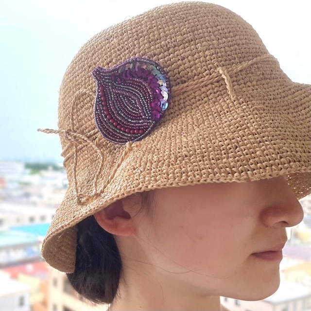 紫玉ねぎのビーズ刺繍ブローチ