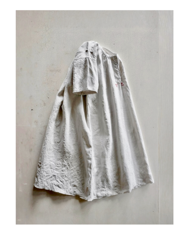 フランス 1900s 手織リネン 装飾的モノグラムと緩やかなワンピースa アンティーク