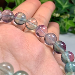 8.うる艶フローライト・ブレスレット