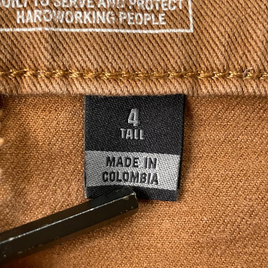 カーハートのパンツの腰の内側の黒い札「4 TALL」「MADE IN COLOMBIA」