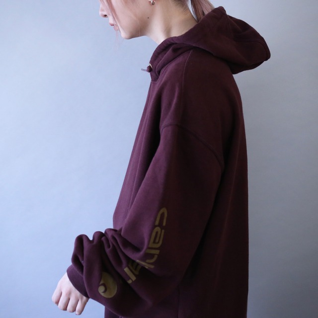 "Carhartt" sleeve logo printed over silhouette bordeaux sweat parka