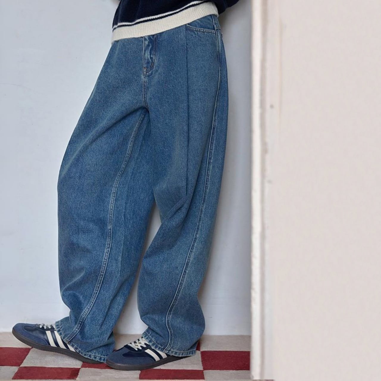 センターシームバレルレッグデニムパンツ A01984