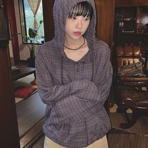 レディース トップス プルオーバー パーカー ミドル丈 長袖 襟なし ノーカラー フード ワイド 裾ドロスト ポケット ドロスト 薄手 柔らか さらさら 大人可愛い カジュアル おしゃれ かっこいい レトロ こなれ感 ラフ メンズライク ボーイッシュ ルーズ 存在感 抜け感 カレッジ風 アクティブ 休日感 ストリート ジェンダーレス 活発 リラックス チェック 春 秋 アウトドア イベント ショッピング ダンス スポーツ インドア おうち時間 レジャー 楽ちん 体型カバー 普段使い 着回し ゆったり