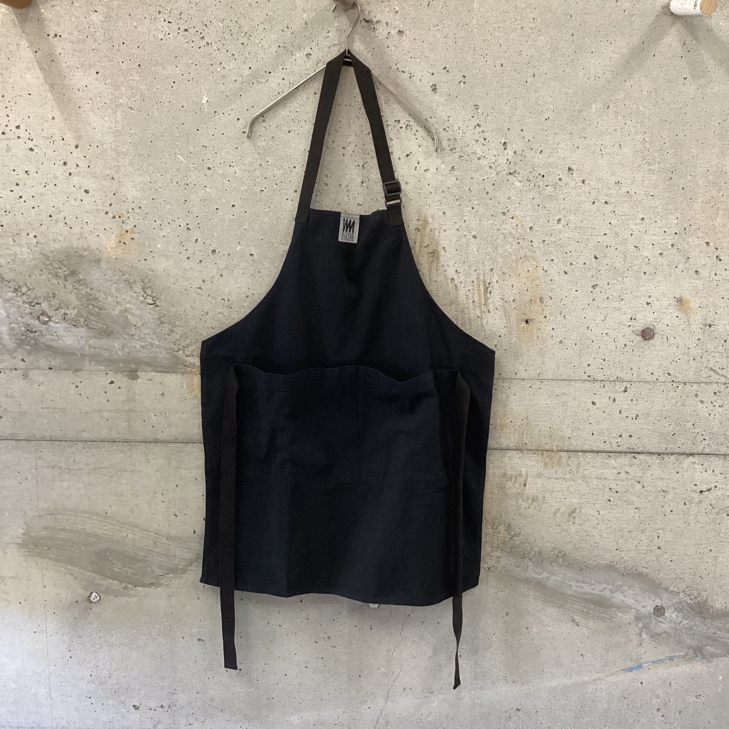 Black one-point apron