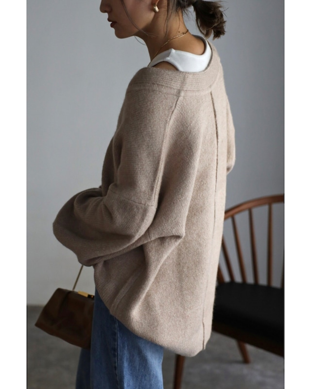 ディープVネックニット