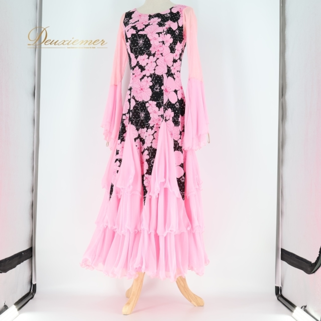 社交ダンス 衣装 ワンピース ドレス ピンク系 ブラック系 インザムード in the MOOD 日本製 ピンク 黒 レース 軽い ダンス パーティ 発表会 ホログラム ダンス衣装 フォーマル おしゃれ 大きな袖 豪華 かわいい 女性用 Mサイズ