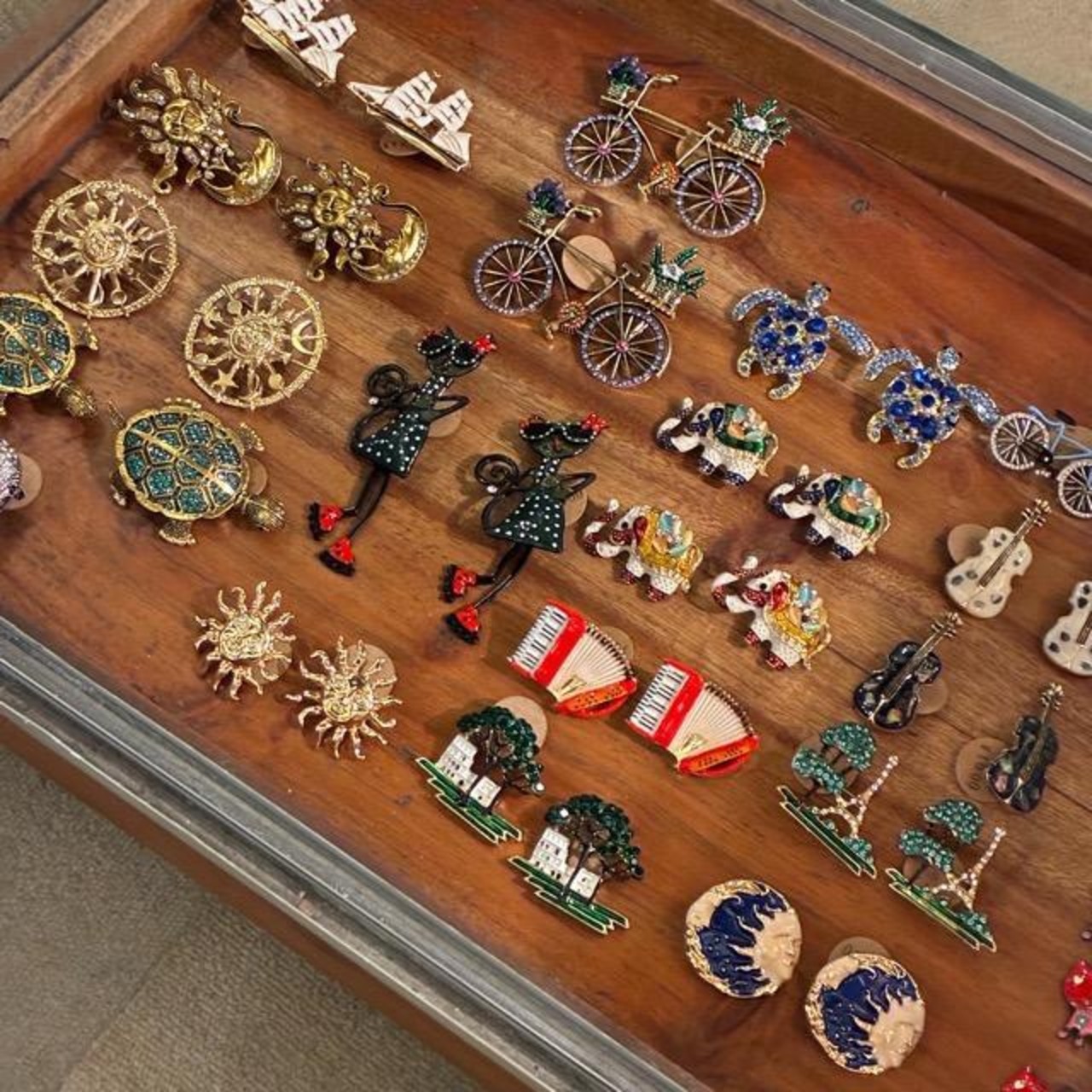 TOPANGA Jewelry　Bijou art brooch Eiffel tower　ビジューアートブローチ　エッフェル塔　パリ　プレゼント　プチギフト　ジャケット　帽子　バッグ　ニット