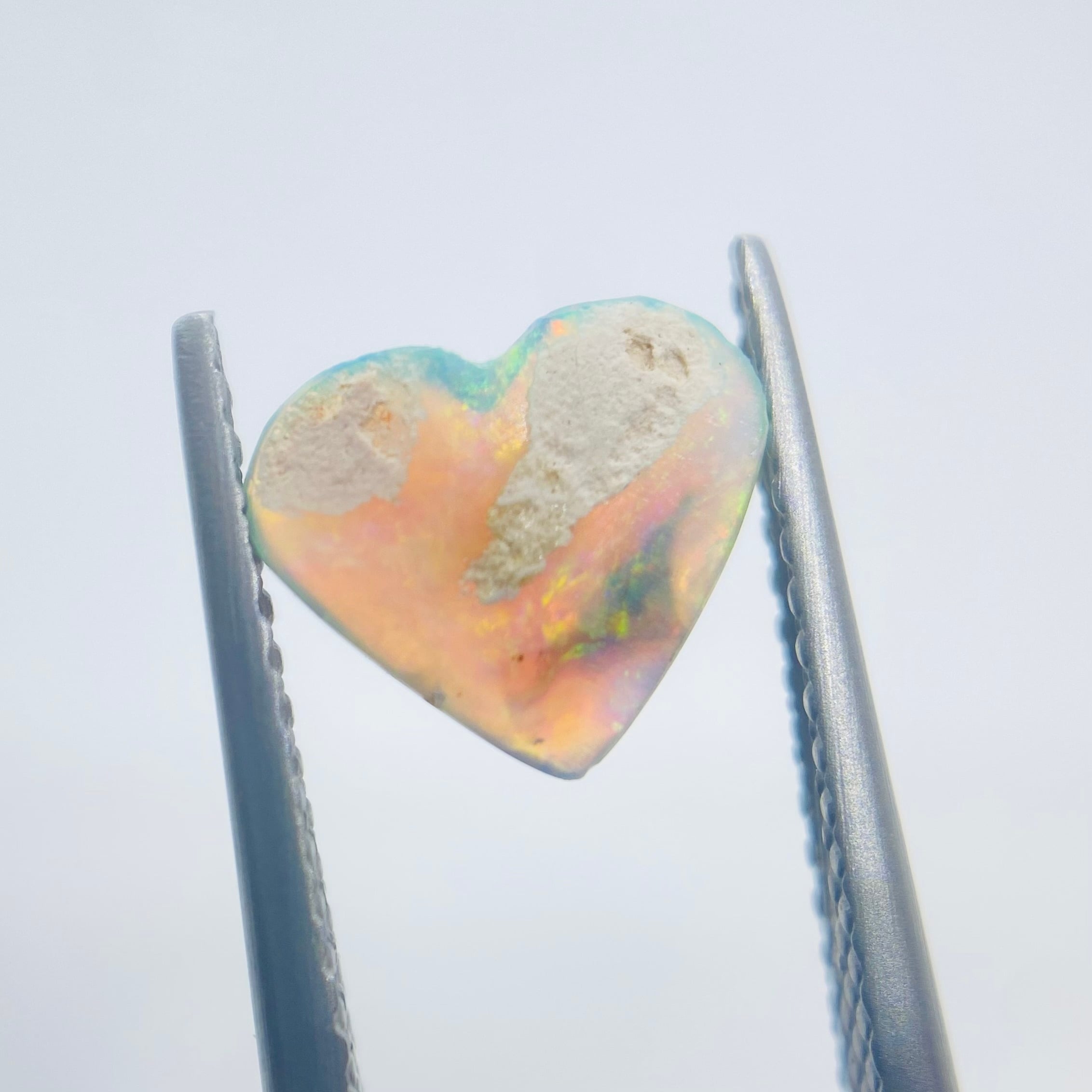 遊色の美しいハートオパール