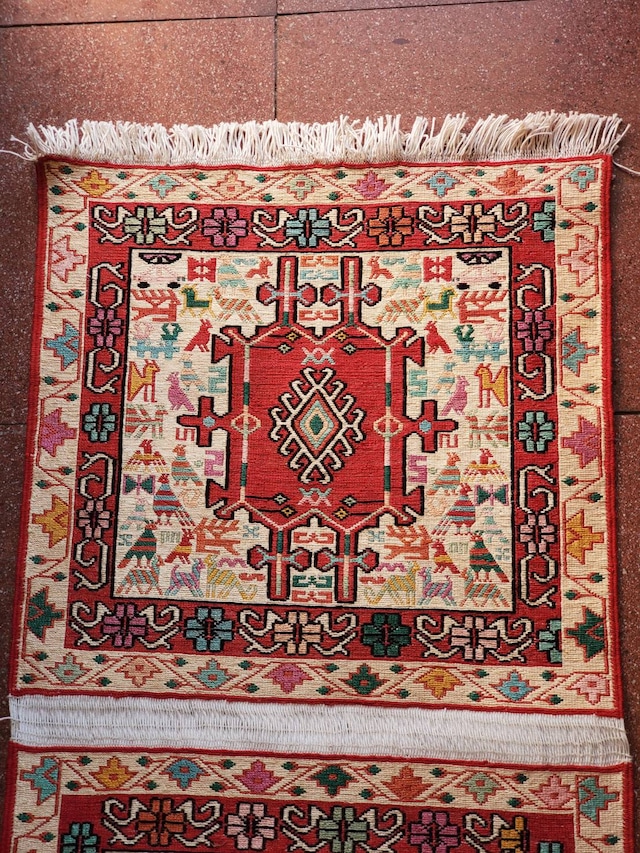 絨毯クエスト39【No.14】ヴァルニ シルク ※現在、こちらの商品はアゼルバイジャンにあります。ご希望の方は先ずは在庫のご確認をお願いします。