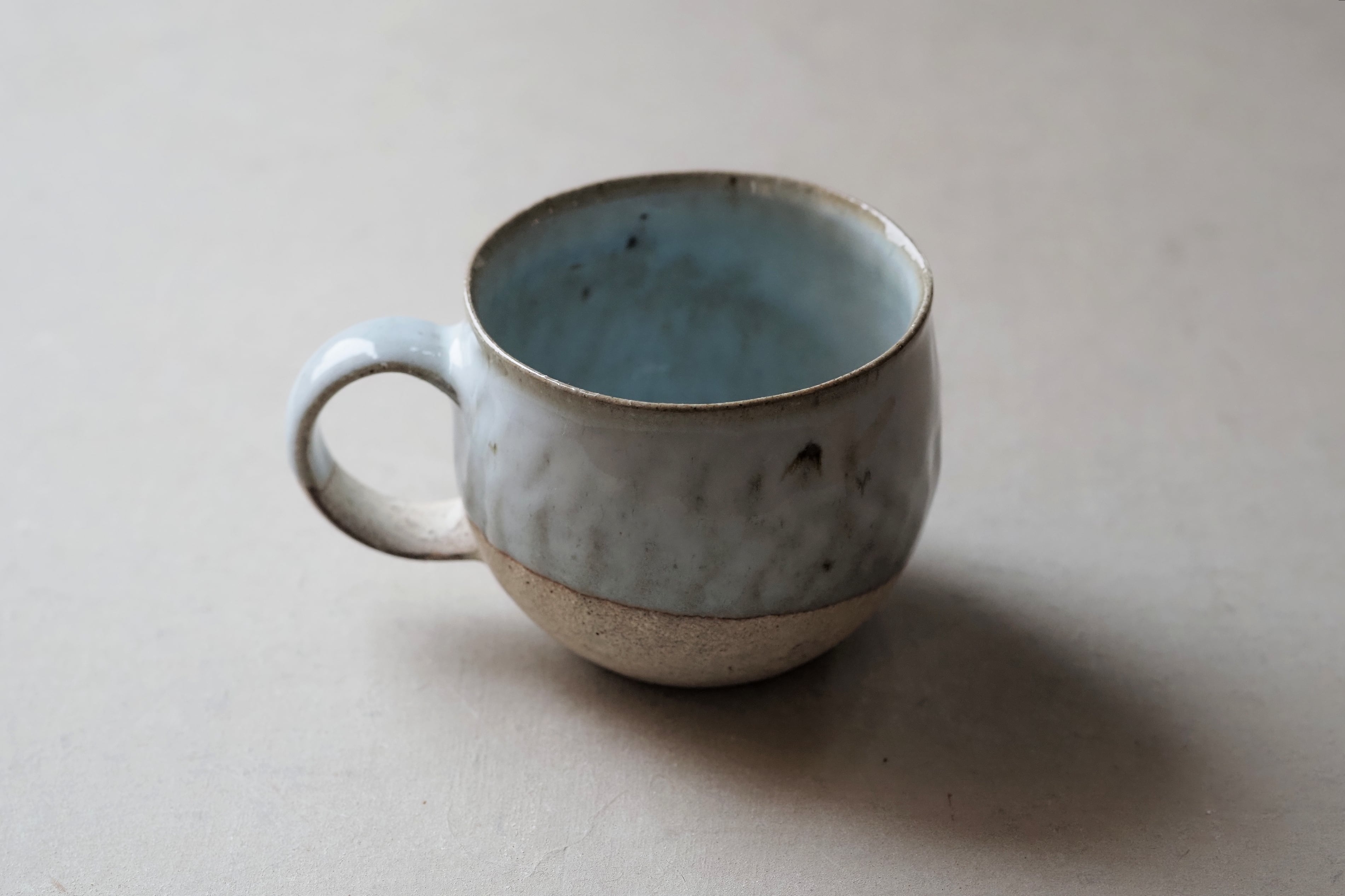 村上躍 17.藁灰釉・砂化粧マグカップ | 陶屋なづな