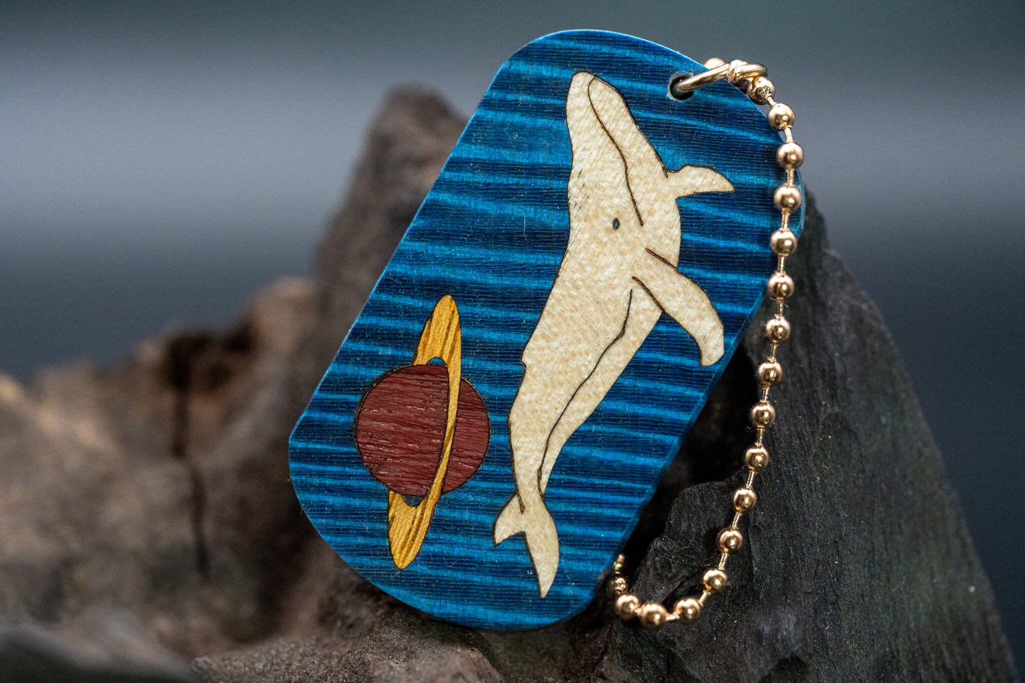 【実りの象徴】トチノキ 縮み杢 スタビライズウッド ドッグタグ 象嵌 勇魚と惑星