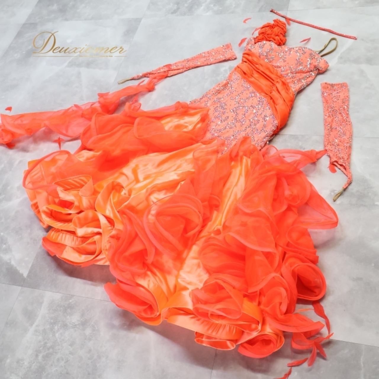 社交ダンス 衣装 スタンダードドレス ワンピース ドレス スタンダード フロート 羽 レース フリル デモ 競技 蛍光 サーモンピンク オレンジ 発表会 パーティ ピンク系 オレンジ系 フロア映え 揺れる装飾 おしゃれ 女性らしい ステージ用 ダンス衣装 社交ダンスイベント 競技用ドレス