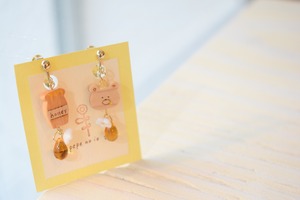 【ピアス変更可能】ぺぺの家/クマと蜂蜜イヤリング