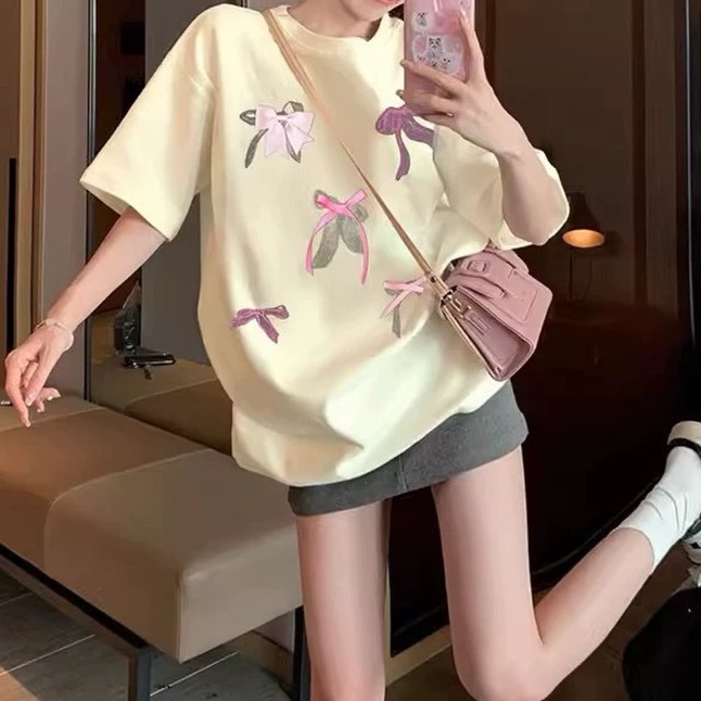レディース トップス Tシャツ 丈長 半袖 ドロップショルダー ラウンドネック クルーネック ストレート オーバーサイズ  フェミニン リボン 綿 コットン かわいい 大人可愛い シンプル カジュアル おしゃれ ラフ ガーリー ルーズ ラブリー キュート プリント 春 夏 母の日 ママ デート お出かけ 公園 女子会 休日 ガーデン ショッピング フェス 韓国 コーデ 楽ちん 体型カバー 普段使い 着回し S M L XL 2XL 大きいサイズ ゆったり ゆる 白 ホワイト 黒 ブラック アプリコット