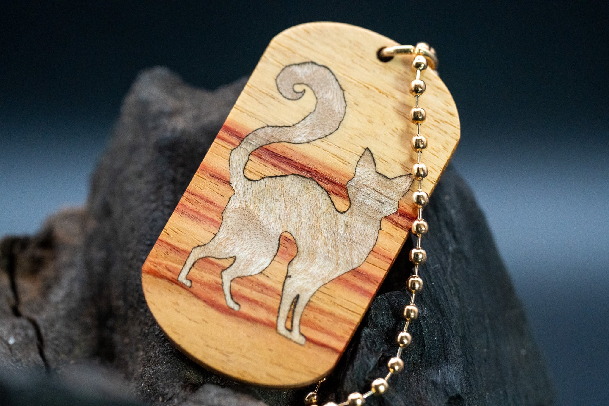 【 木材の女王】チューリップウッド ドッグタグ 象嵌 探る視線