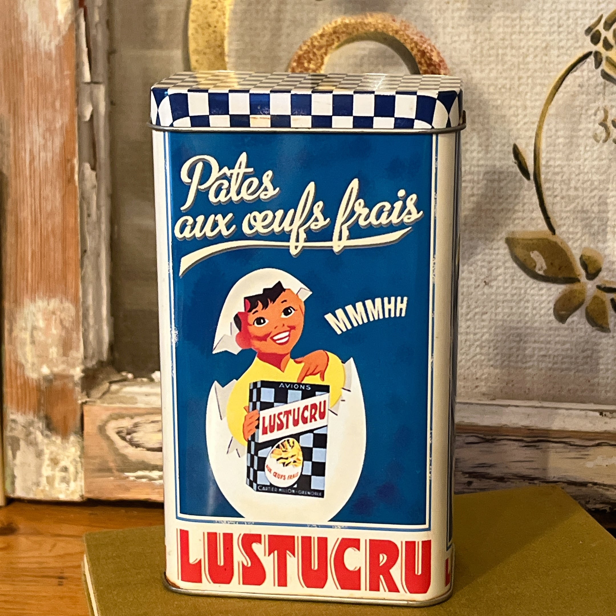 C 可愛いフランス化粧品の広告扇ジローフィス