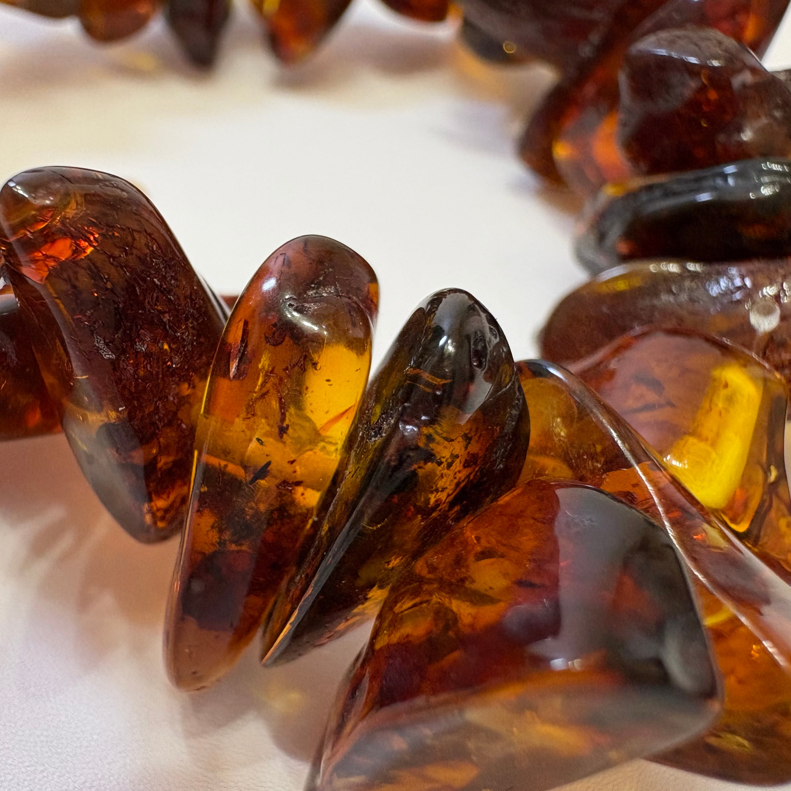 琥珀amber バルト海沿岸産 さざれブレス不定形、内周15㎝ | ヒロ