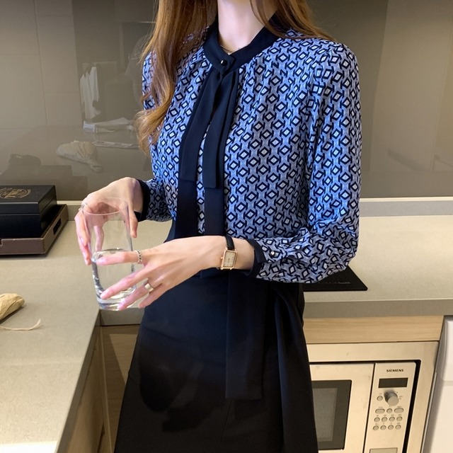 トップス レディース 送料無料 シャツ ブラウス 長袖 襟付き スタンドカラー リボンタイ ボウタイ 幾何学模様パフスリーブ ゆったり ゆる 透け感 抜け感 こなれ感 シック クール カッコイイ かっこいい 個性的 華やか 派手 無地 春 春服 春物 秋 秋服 秋物 10代 20代 普段使い 重ね着 着回し おしゃれ お洒落 ラフ カジュアル 前開き シルバー 銀 ブラック 黒 グレー 灰色 涼し 通気性 薄手 ポリエステル シフォン シフォンシャツ ワイド 存在感 モード系 エキゾチック デート