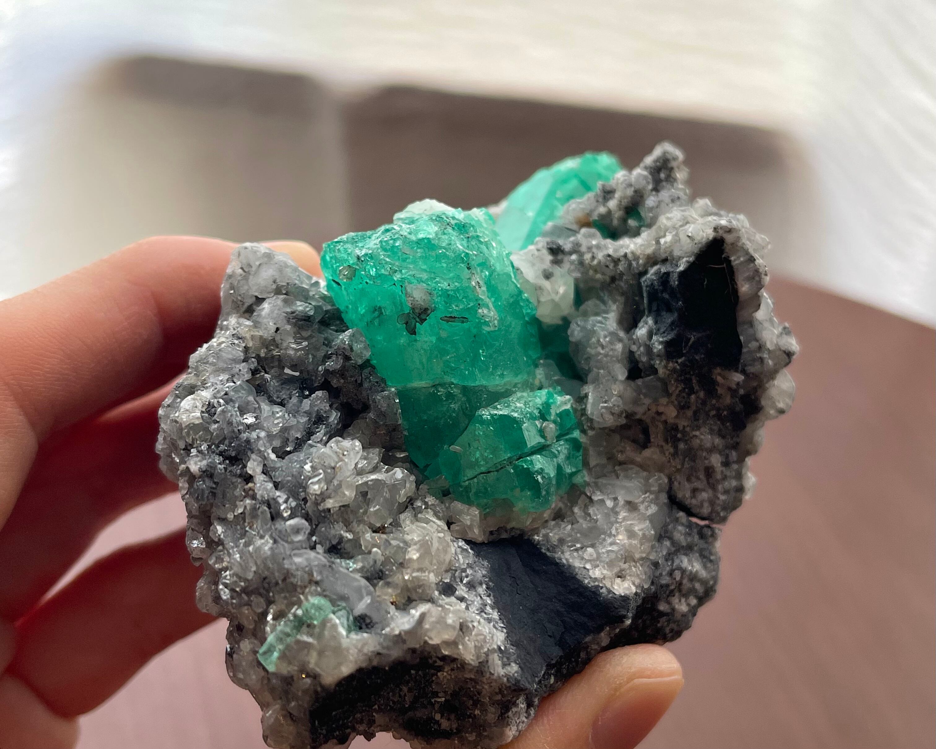 エメラルド / カルサイト / パリサイト【Emerald with Calcite