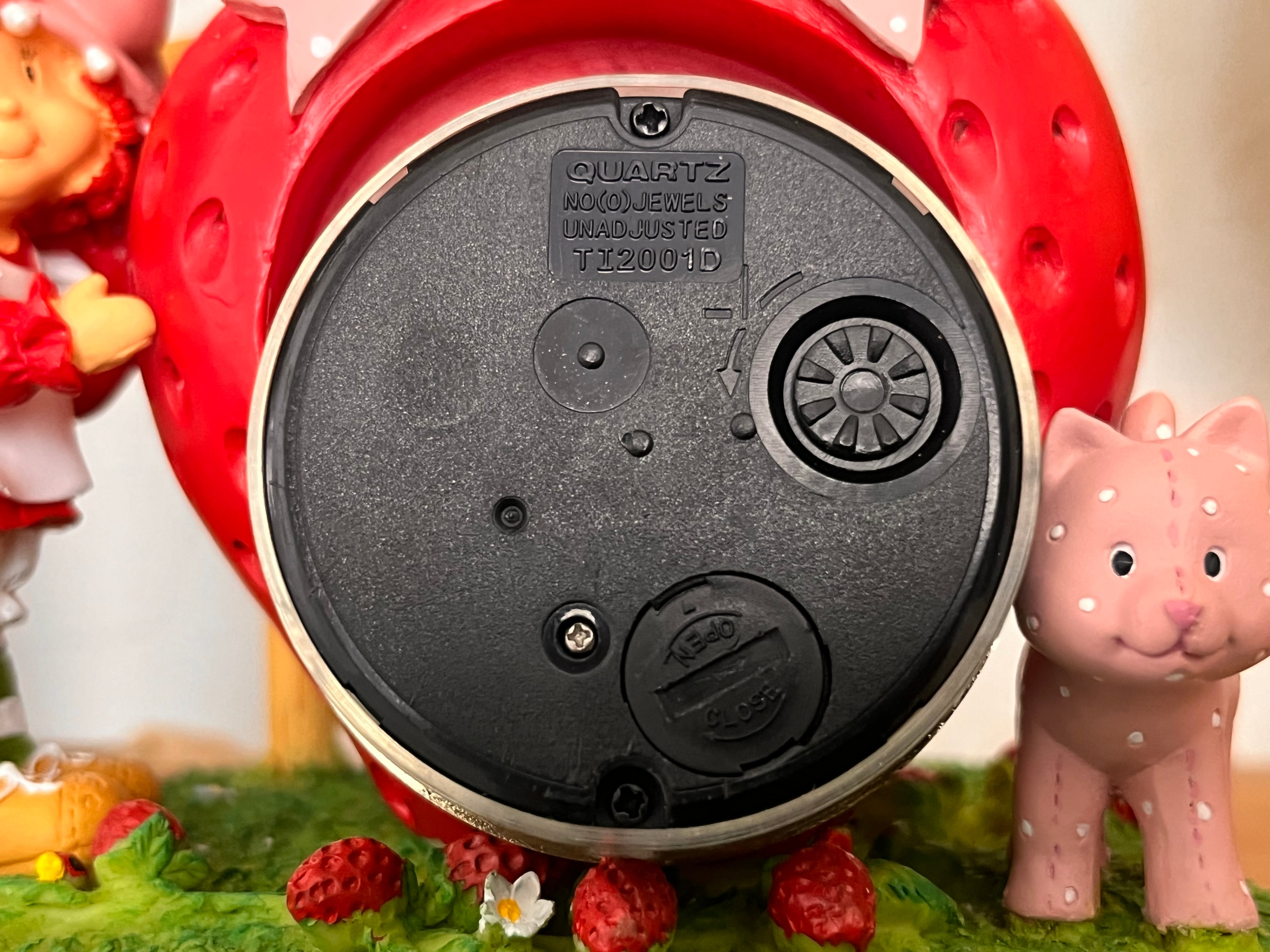 ストロベリーショートケーキの可愛らしいストロベリー型時計