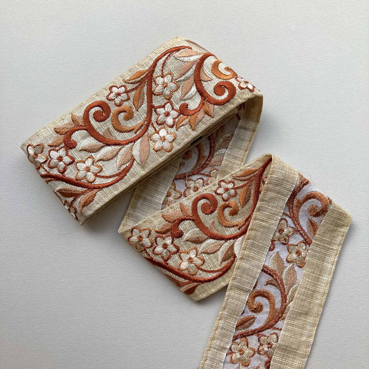 再入荷〉くるくる蔦と小花の刺繍リボン（1mカット） | Dua