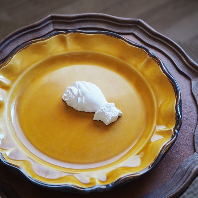 プロヴァンス黄釉の平皿 Art décoratif de Provence