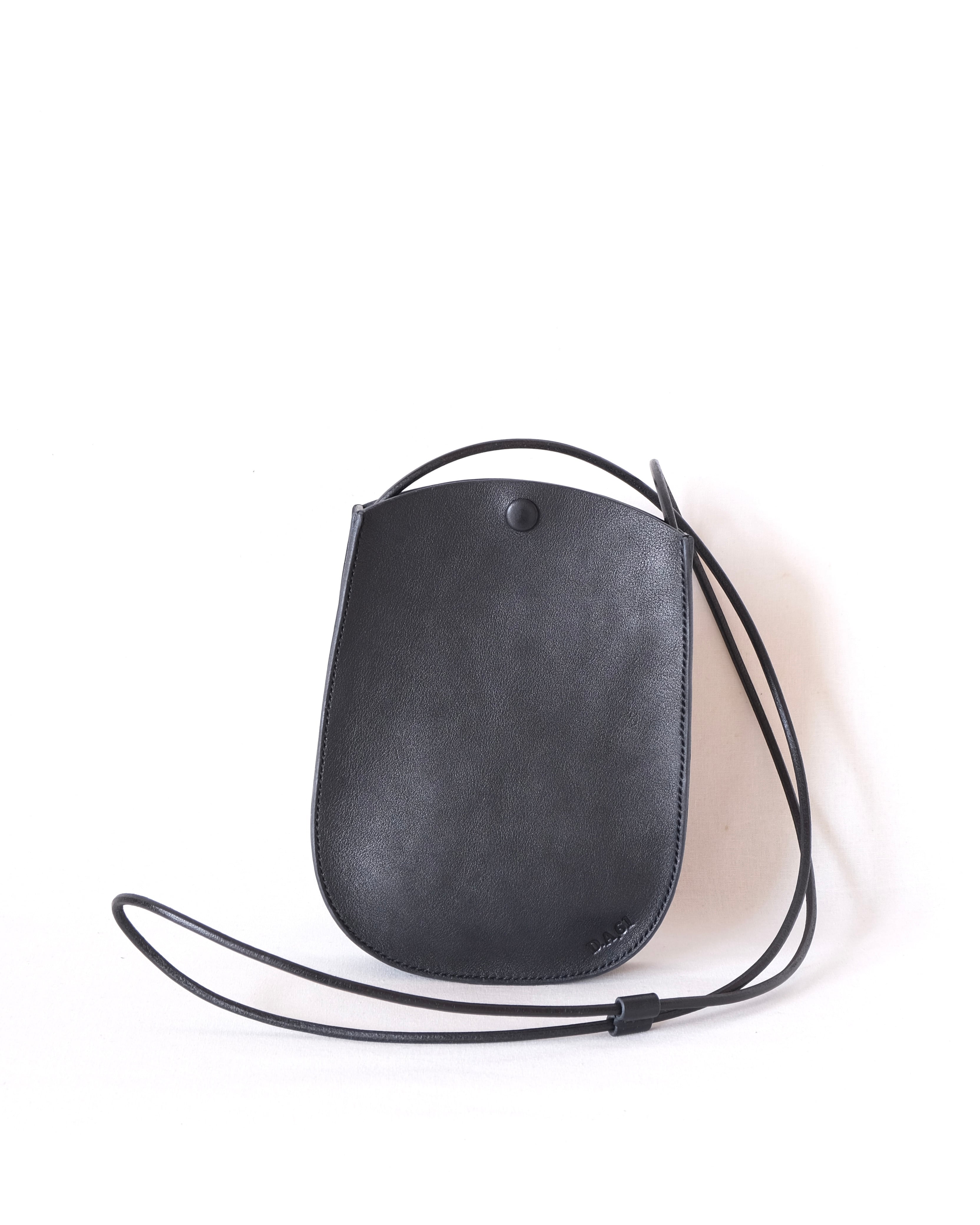丸型D.A.61 leather works レザーショルダーバッグ 存在感のあるシルエットに惹かれる。「D.A.61 LEATHER WORKS」の
