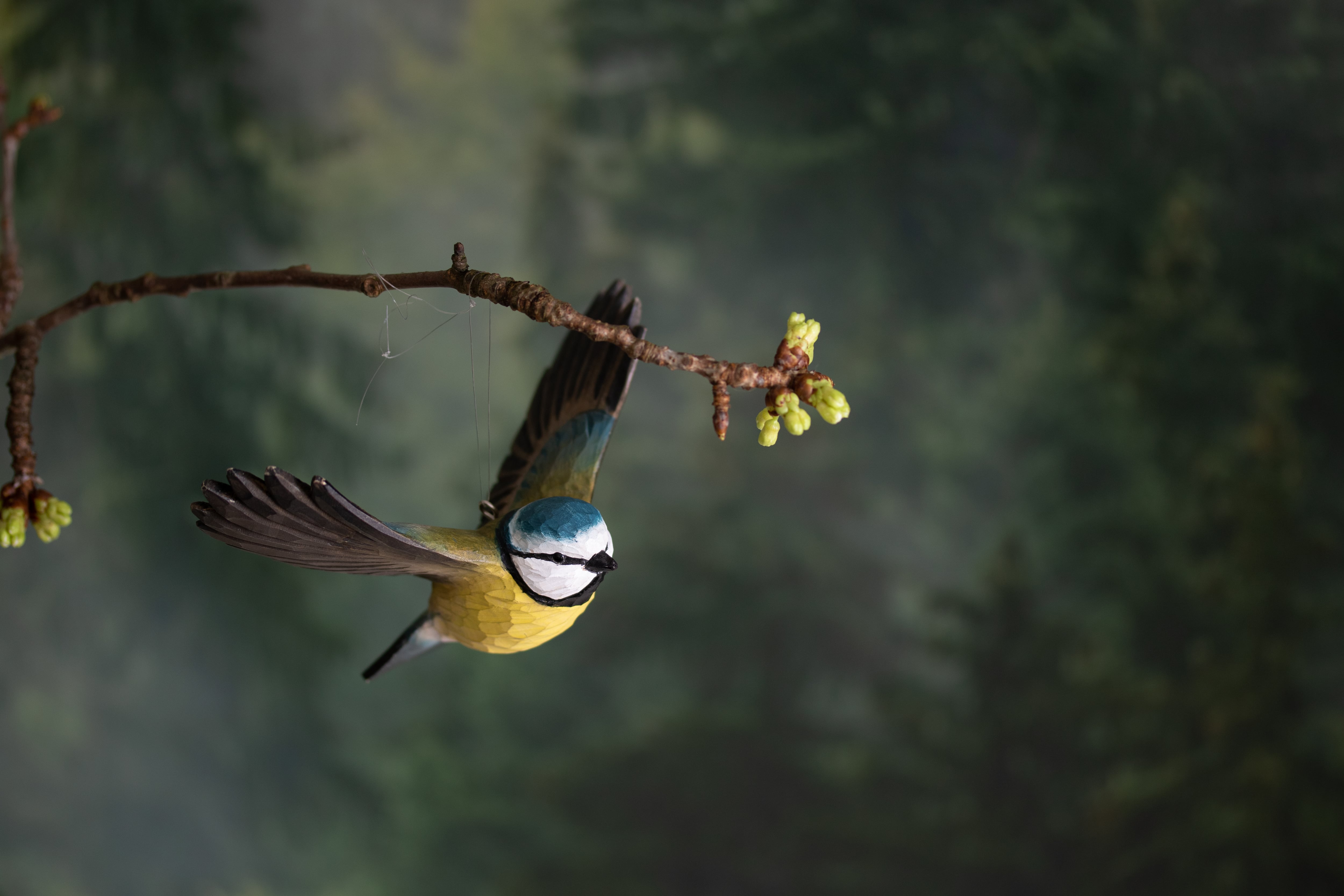 Wildlife Garden】DecoBird 本物の木彫りの小鳥 / 飛翔するアオガラ