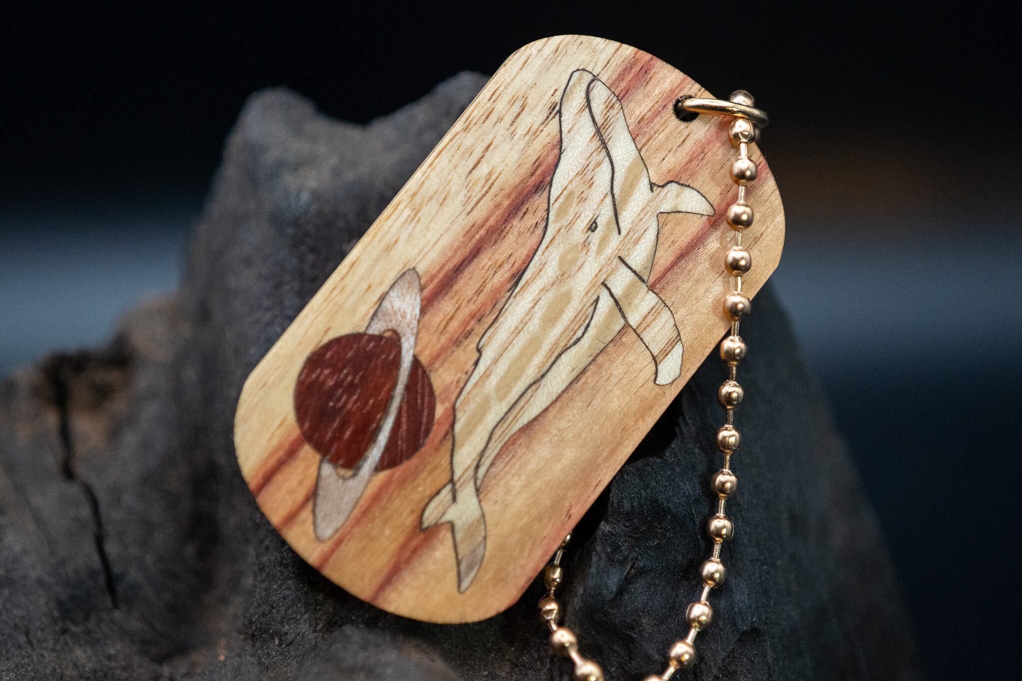 【 木材の女王】チューリップウッド ドッグタグ 象嵌 勇魚と惑星