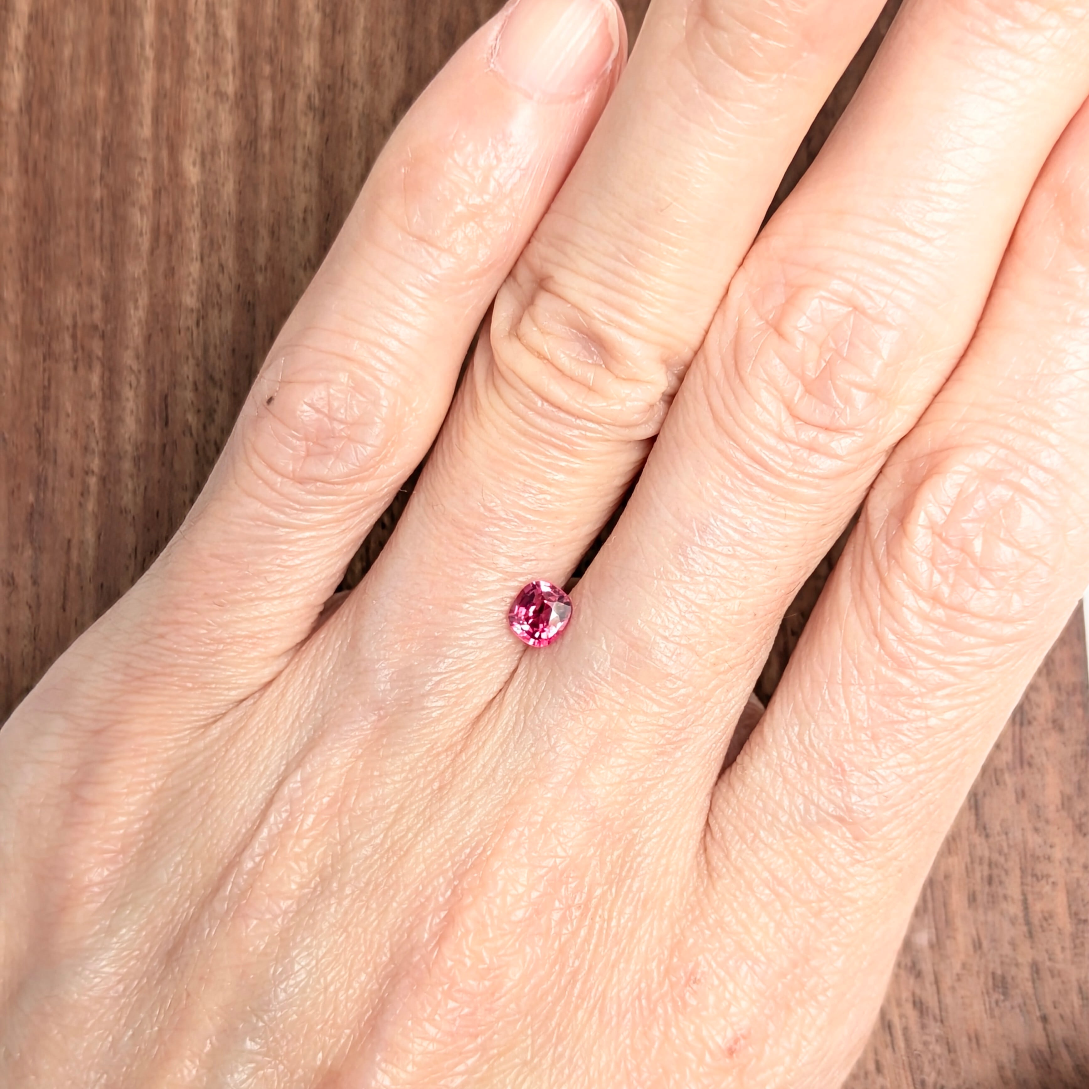 ホットピンクスピネルルース ミャンマー・モゴック産【0.40ct