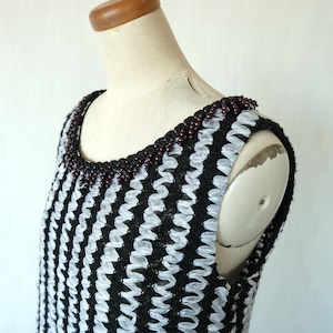 総編み込みノースリーブブラウス