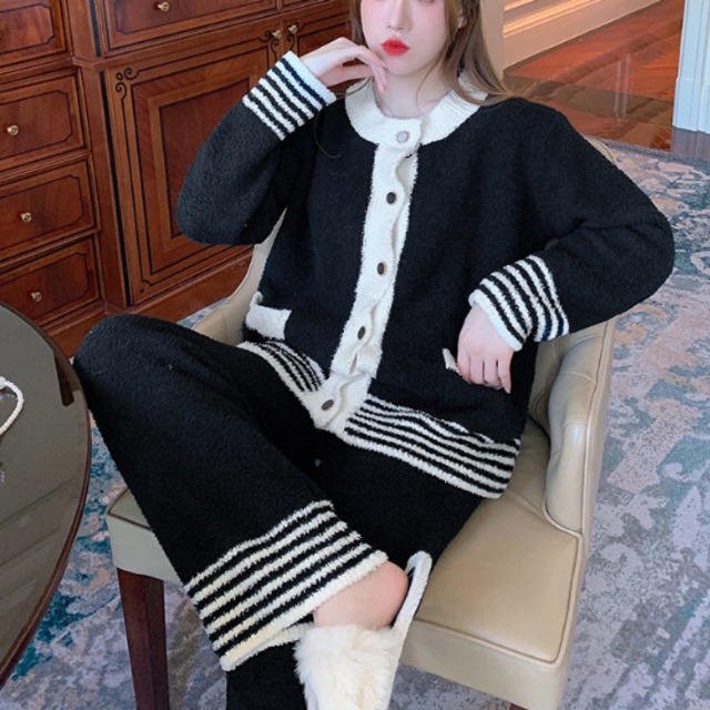 【送料無料】 パジャマ 2色 上下セット ナイトウェア ルームウェア トップス パンツ ロング もこもこ ふわふわ 厚手生地 フリース ボア ポケット ボタン ウエストゴム 長袖 Vネック 可愛い 大人可愛い カジュアル コンサバ おしゃれ お洒落 こなれ感 ラグジュアリー 無地 冬 レディース 女性用 ママ 30代 40代 部屋着 普段使い リモートワーク ファッション コーデ スタイル 楽ちん 体型カバー リラックスタイム