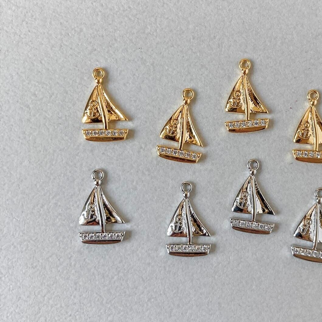 イカリマーク付きヨットのビジューメタルチャーム（16K/プラチナメッキ