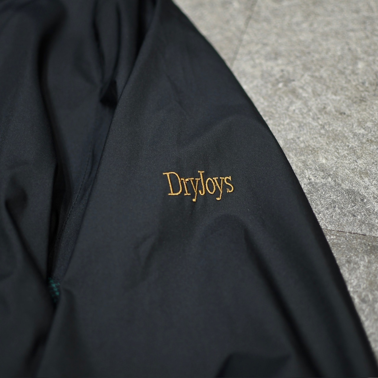 Dryjoys switching design nylon jacket