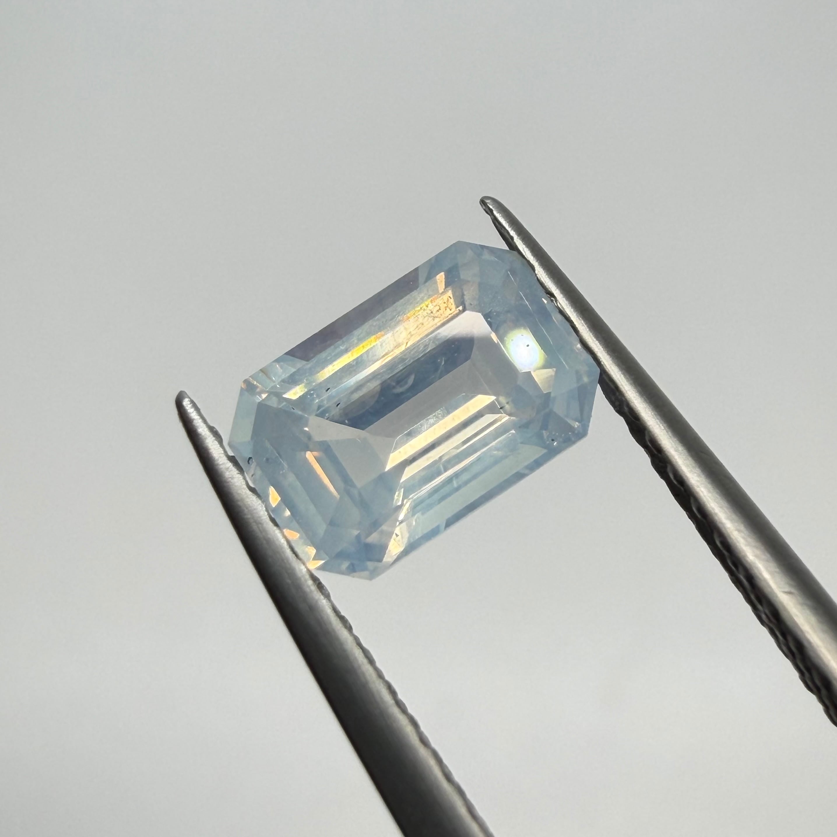 オーロラのようなシルキーホワイトサファイア