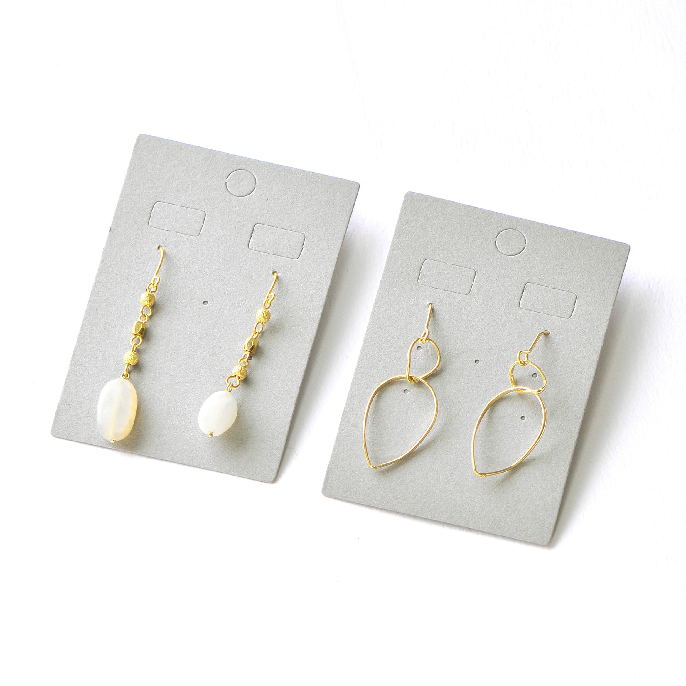 アクセサリー台紙 L（穴上） ピアス イヤリング用 グレー 47×67mm 30枚