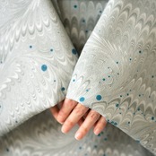 「氷花（ひばな）」ピーコック崩し柄×ドット〜洗えるきもの（シルジェリー）〜