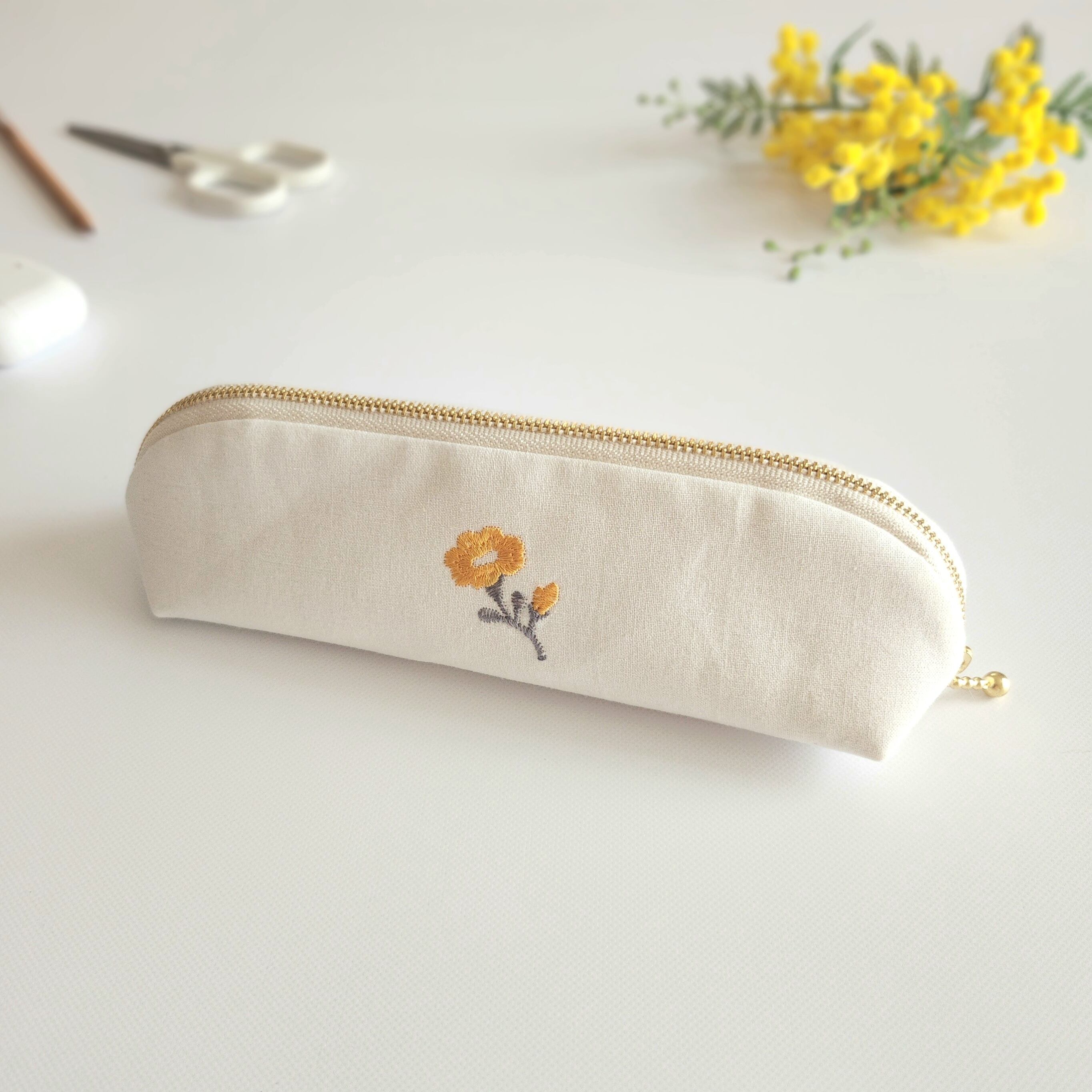 黄色いお花刺繍のパカッと開くロングポーチ│ペンケース│メガネケース