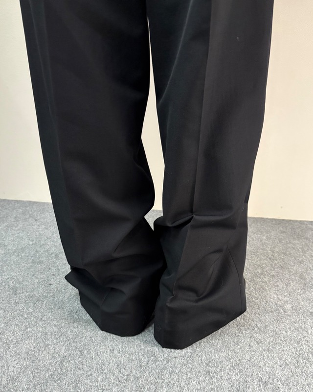 【+(Plūs)】wide 2-pleat trousers/black