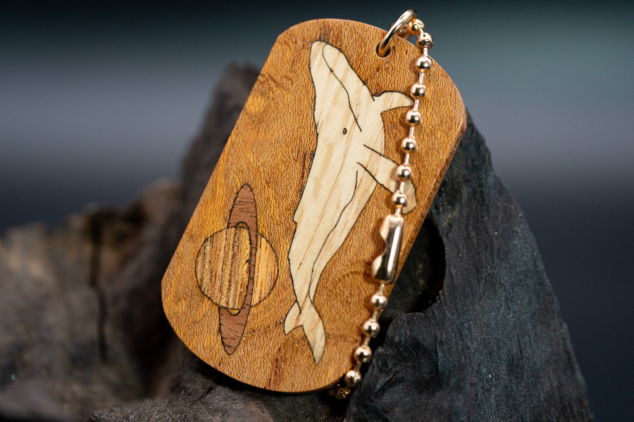 【日本を代表する巨木】欅(ケヤキ) ドッグタグ 象嵌 勇魚と惑星