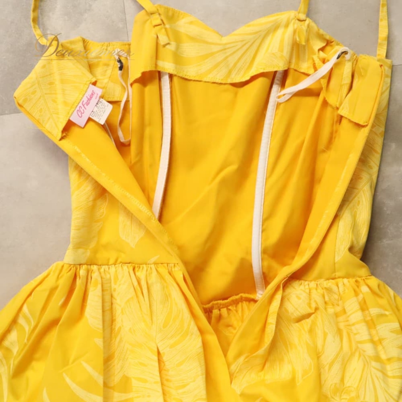 フラダンス 衣装 CC Fashions CCファッション ワンピース ドレス イエロー系 黄 プルメリア柄 モンステラ柄 花柄 植物柄 ハワイアンプリント ハワイアン アロハ フラ ダンス レッスン 練習 キャミソールドレス フリル 華やか 鮮やか かわいい おしゃれ さわやか ダンス衣装 練習着