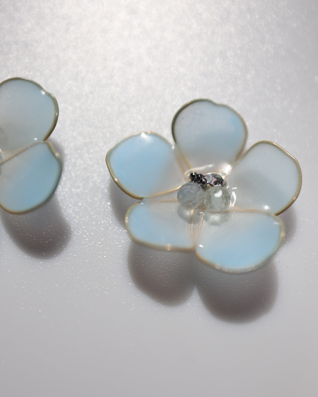 ” 青に浮かぶ（nemophila）耳飾り”