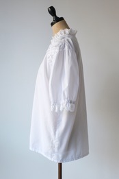 Frilled blouse with pearl buttons