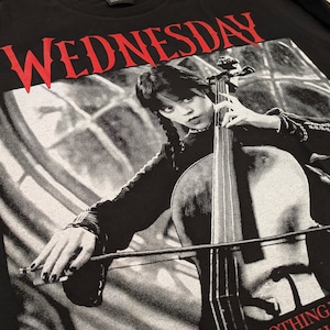 【 Wednesday / ウェンズデー 】チェロ演奏ver. ロングTシャツ / ADAMSFAMILY / ジェナ・オルテガ 〚アメリカン雑貨 アメトイ〛