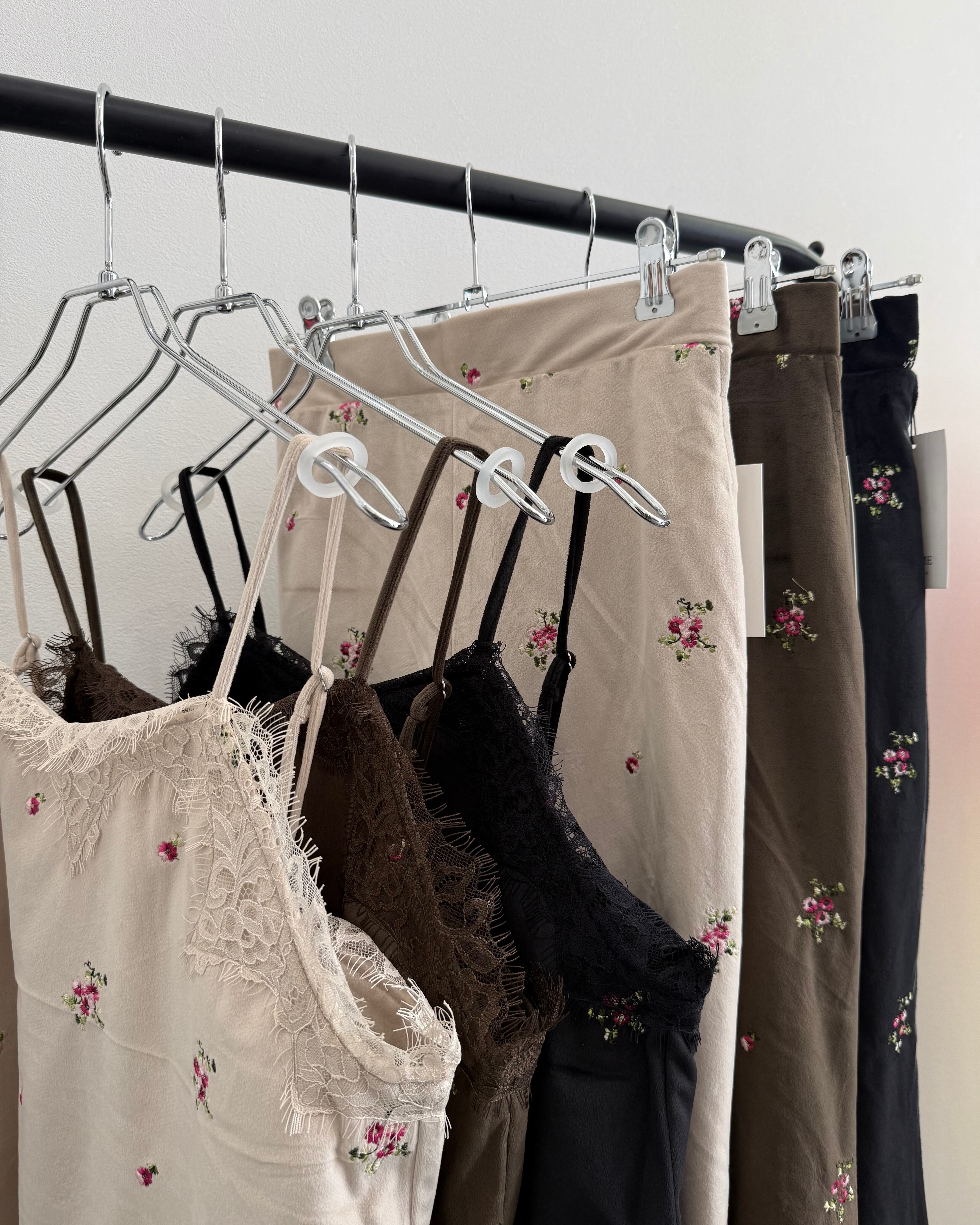 【新作アイテム送料無料】floral embroidered velvet camisole